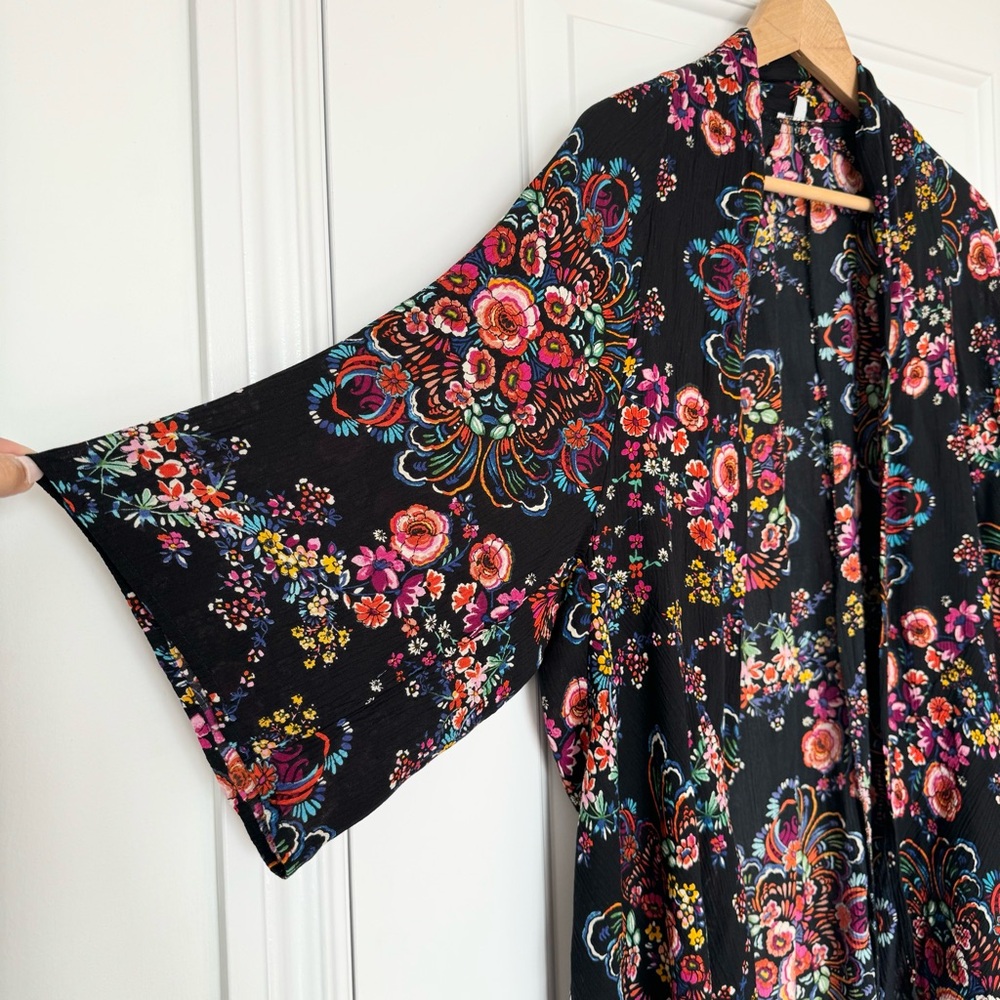 Patrons of peace black floral kimono, fits many sizes - Picture 1 of 7